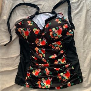 NWOT PZZ Beach Women’s 5XL ruched bathing suit top